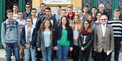 NID-6944_23_Ungarische_und_deutsche_Schulerinnen_und_Schuler_vor_dem_Piaristengymnasium_in_Kecskemet.jpg